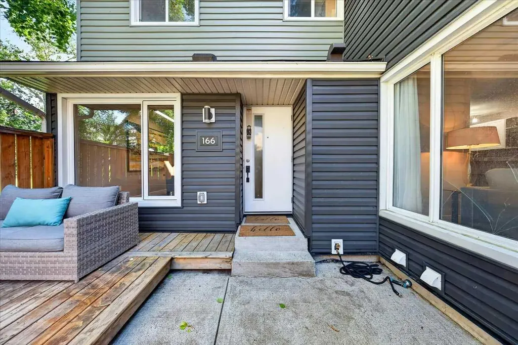 78 Glamis Green SW Calgary AB T3E 6V1