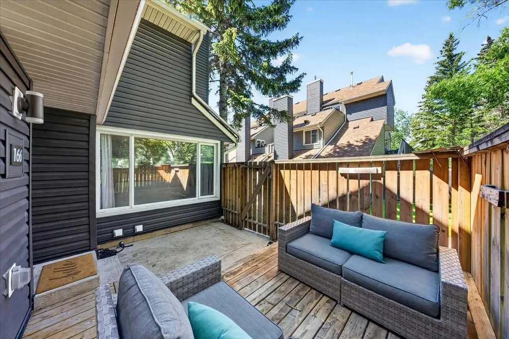 78 Glamis Green SW Calgary AB T3E 6V1