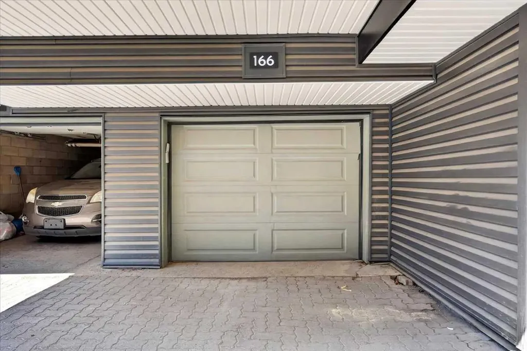 78 Glamis Green SW Calgary AB T3E 6V1