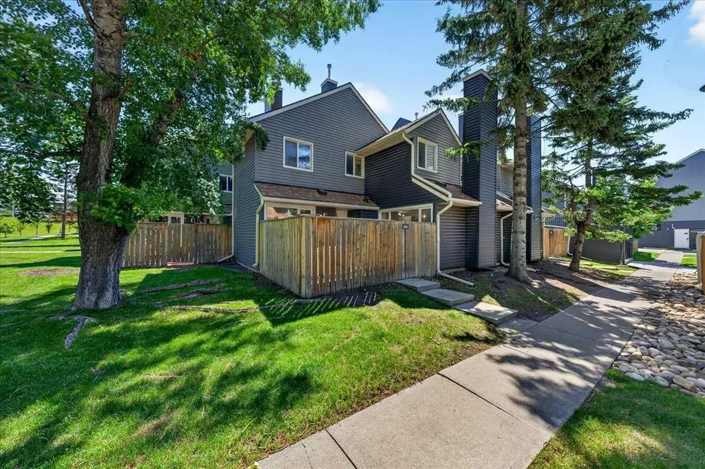 78 Glamis Green SW Calgary AB T3E 6V1