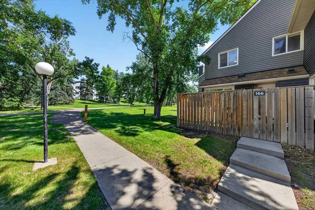 78 Glamis Green SW Calgary AB T3E 6V1