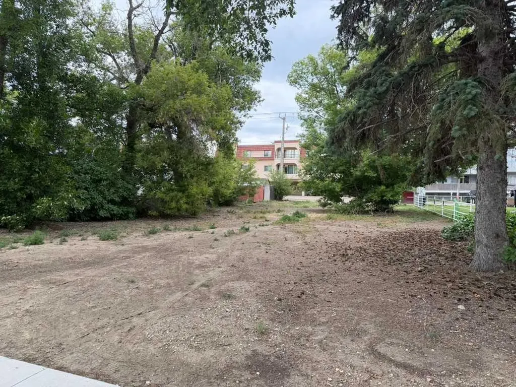 240 2 Street E Brooks AB T1R 0G8