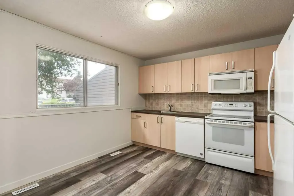 445 40 Street NE Calgary AB T2A 6S1
