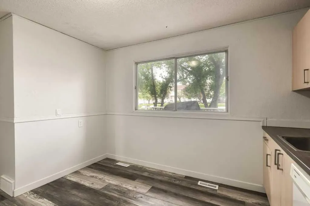445 40 Street NE Calgary AB T2A 6S1