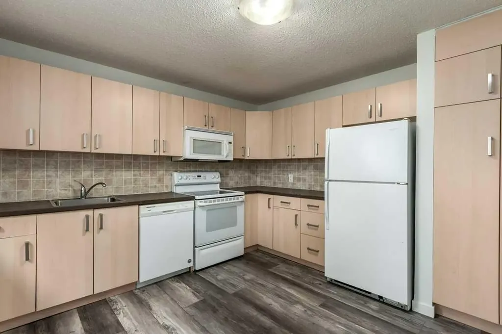 445 40 Street NE Calgary AB T2A 6S1
