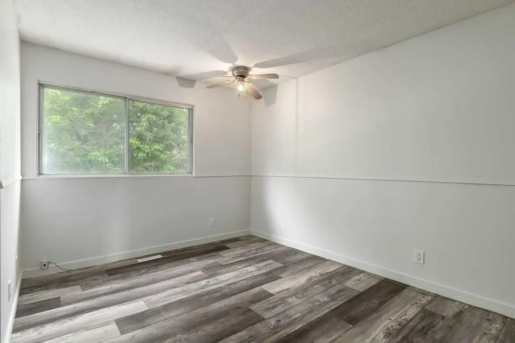 445 40 Street NE Calgary AB T2A 6S1