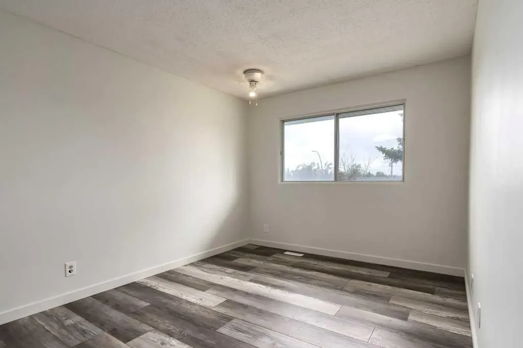 445 40 Street NE Calgary AB T2A 6S1