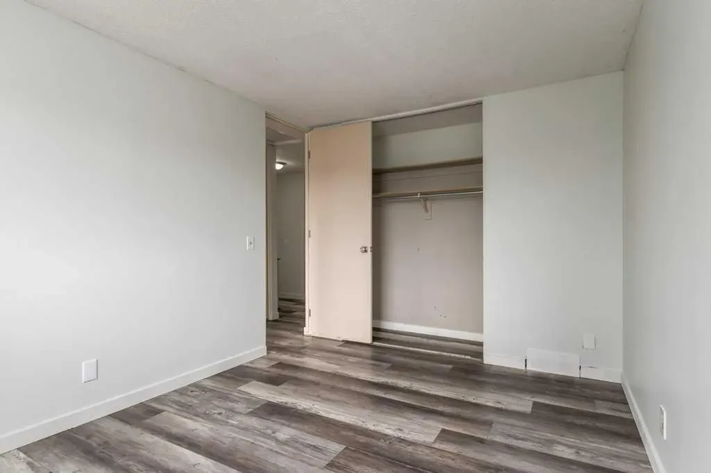 445 40 Street NE Calgary AB T2A 6S1