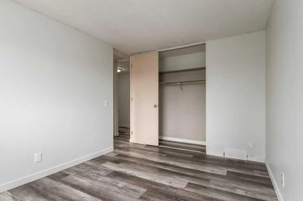 445 40 Street NE Calgary AB T2A 6S1