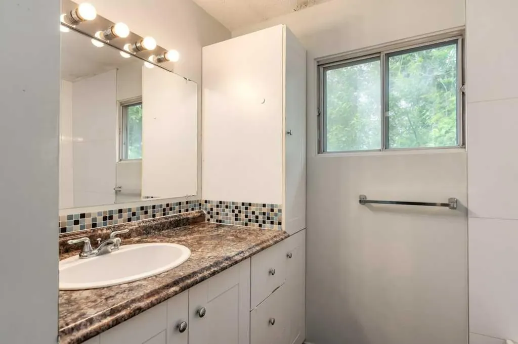 445 40 Street NE Calgary AB T2A 6S1