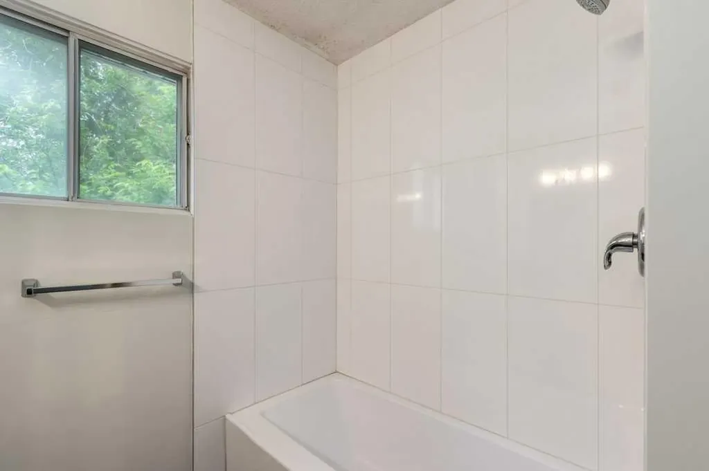 445 40 Street NE Calgary AB T2A 6S1