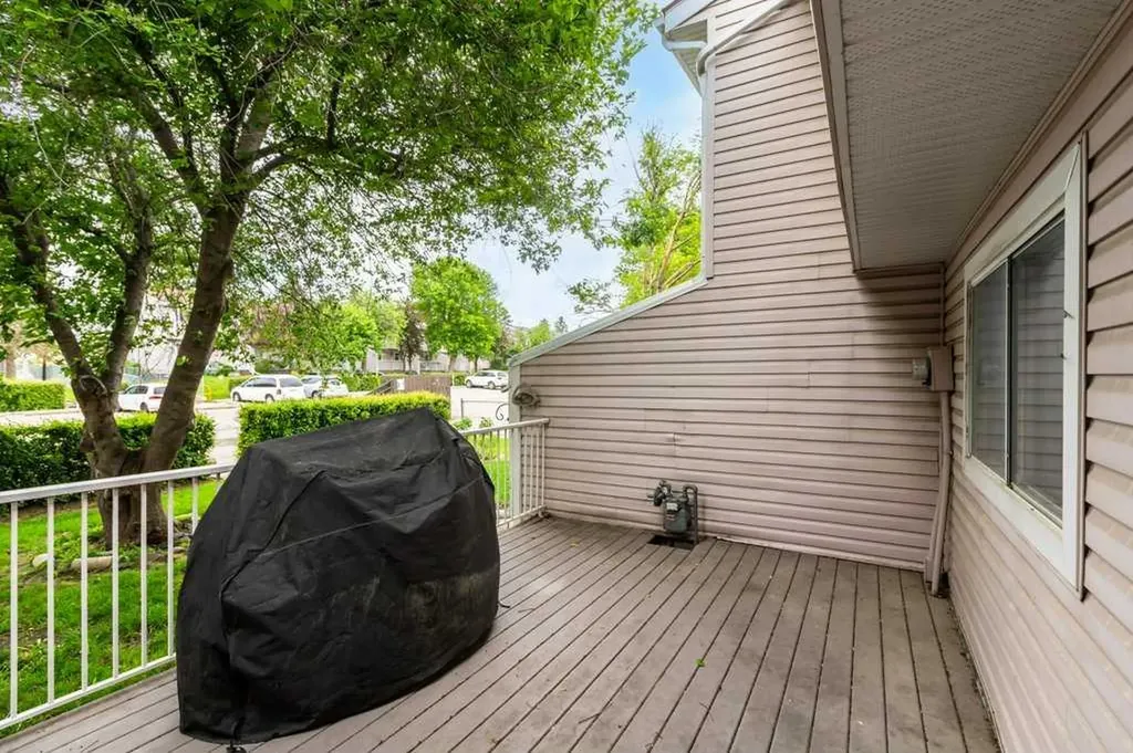 445 40 Street NE Calgary AB T2A 6S1