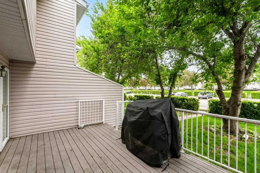 445 40 Street NE Calgary AB T2A 6S1