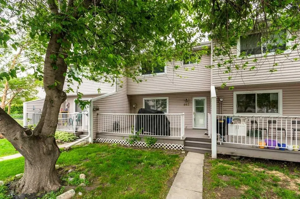 445 40 Street NE Calgary AB T2A 6S1