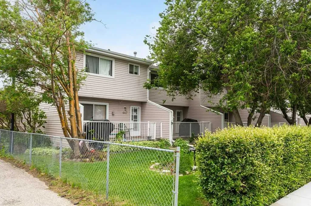 445 40 Street NE Calgary AB T2A 6S1