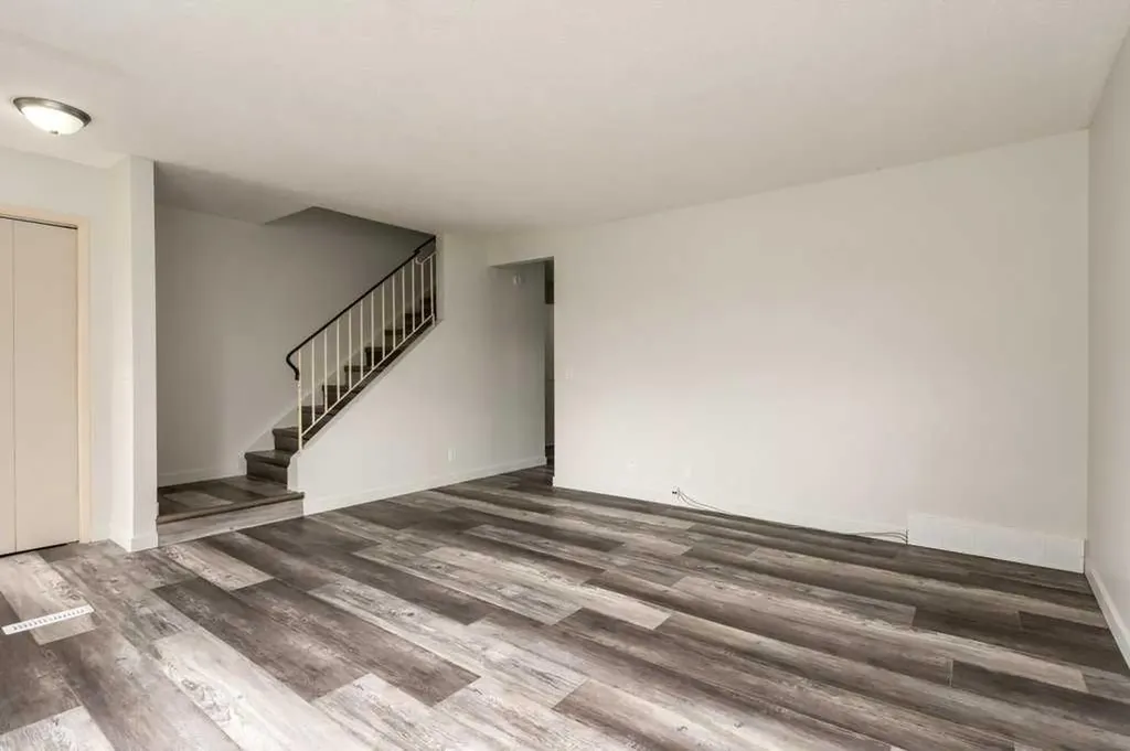 445 40 Street NE Calgary AB T2A 6S1