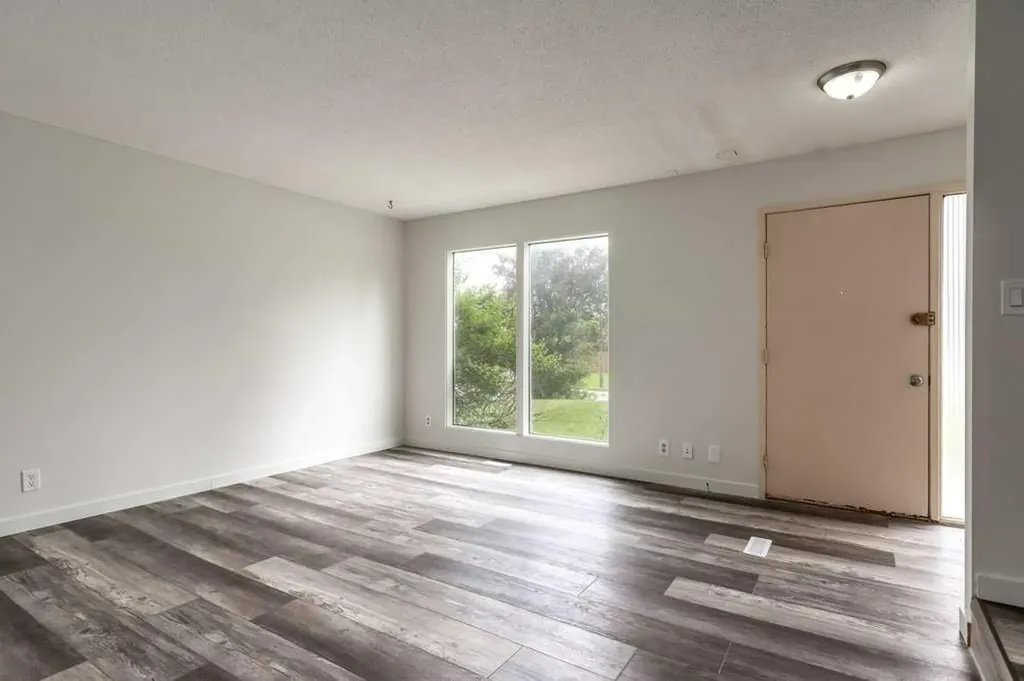 445 40 Street NE Calgary AB T2A 6S1