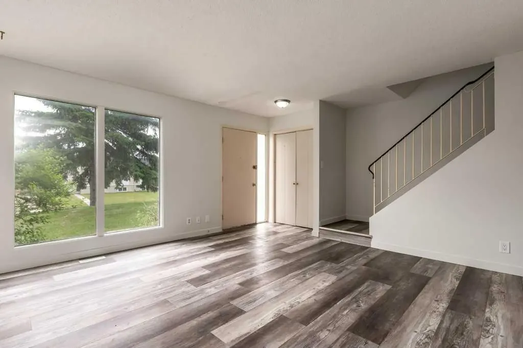 445 40 Street NE Calgary AB T2A 6S1