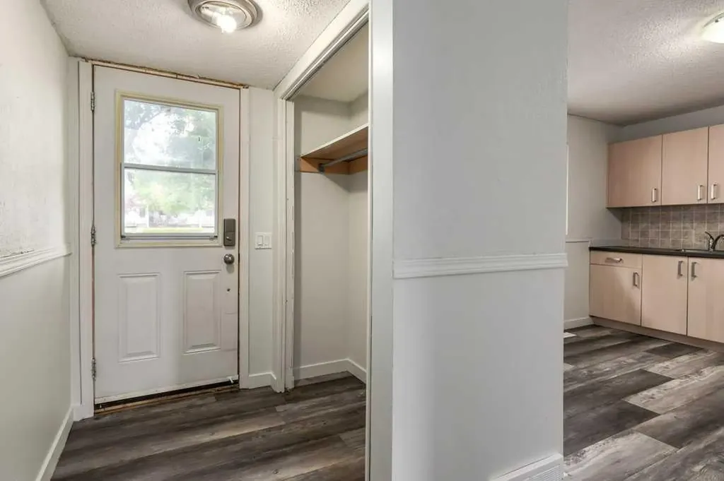 445 40 Street NE Calgary AB T2A 6S1