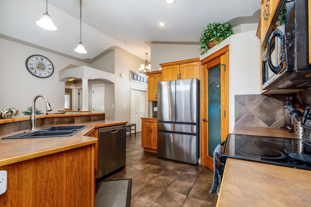 136 Illingsworth Close Red Deer AB T4R 0B1