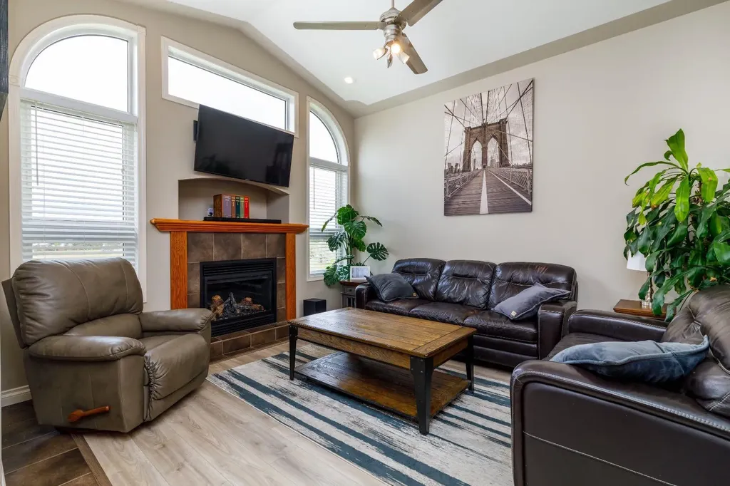 136 Illingsworth Close Red Deer AB T4R 0B1