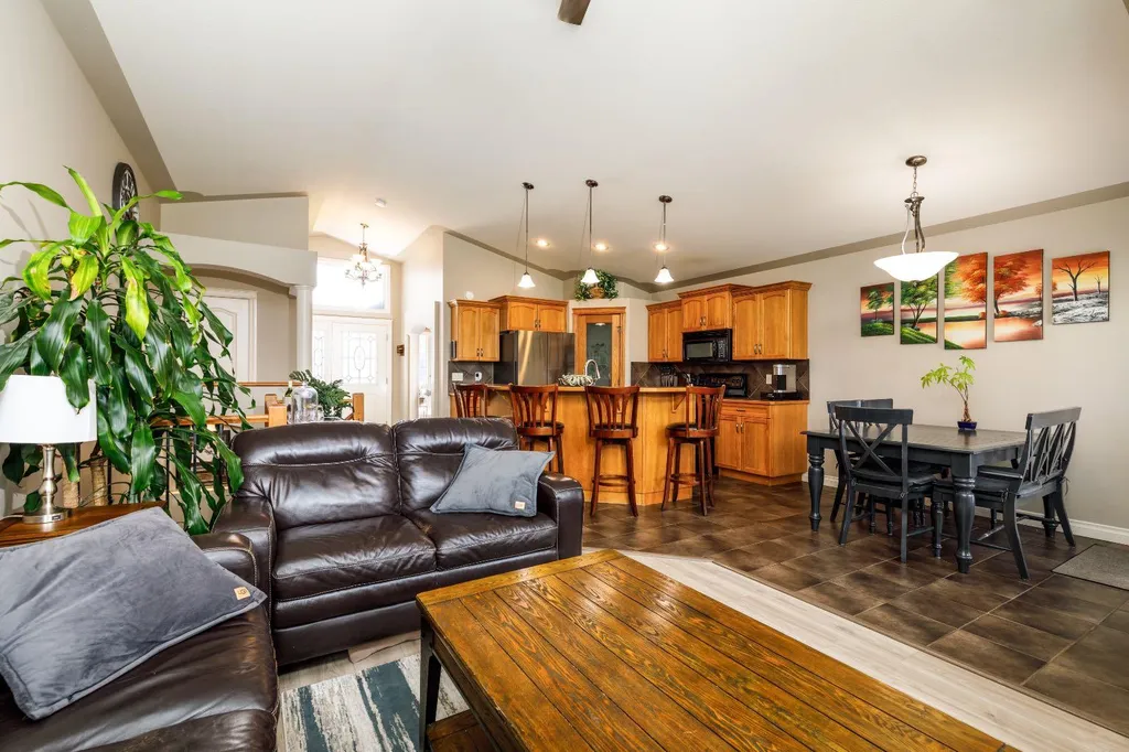 136 Illingsworth Close Red Deer AB T4R 0B1