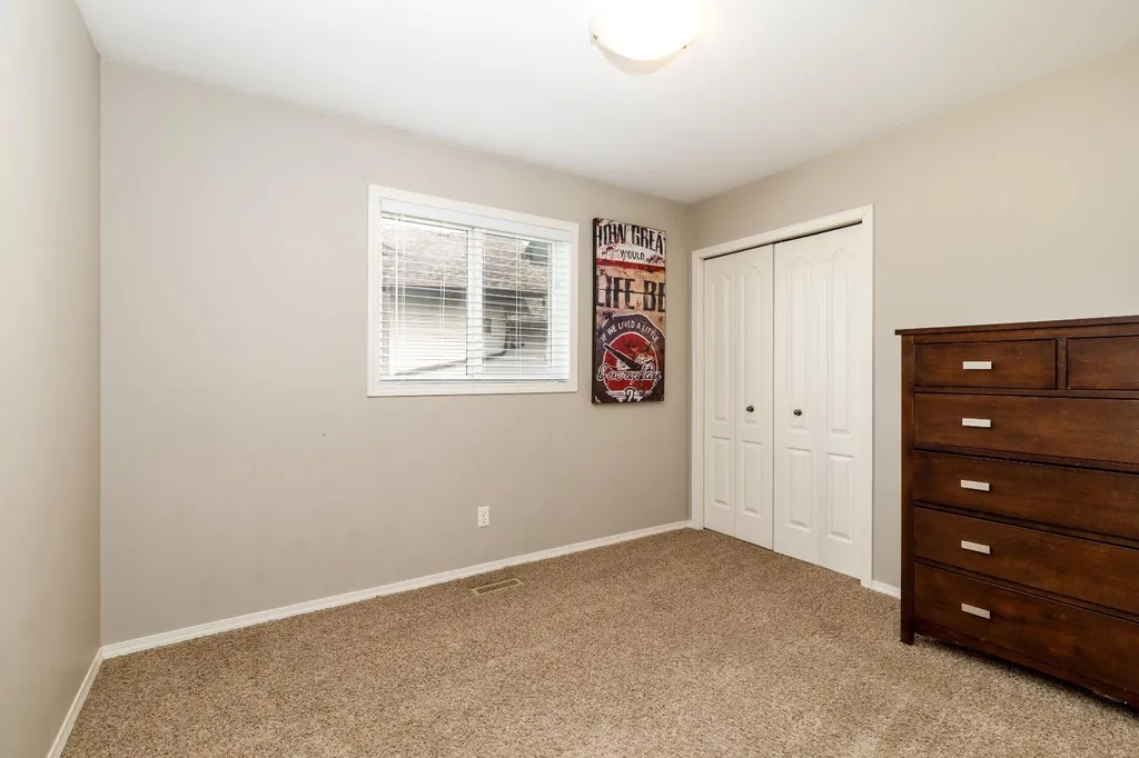 136 Illingsworth Close Red Deer AB T4R 0B1
