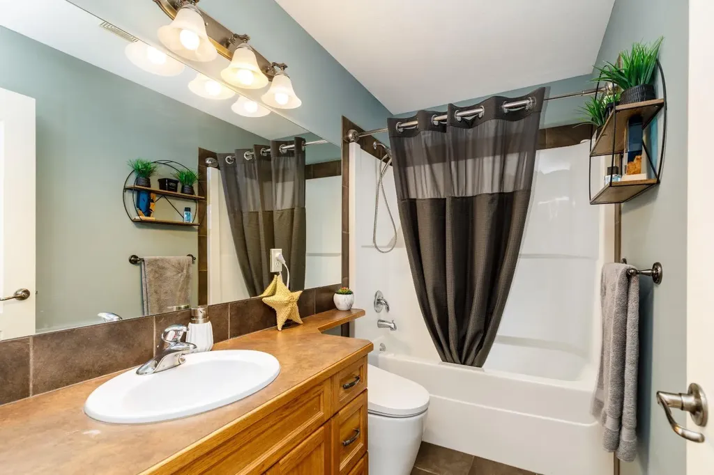 136 Illingsworth Close Red Deer AB T4R 0B1