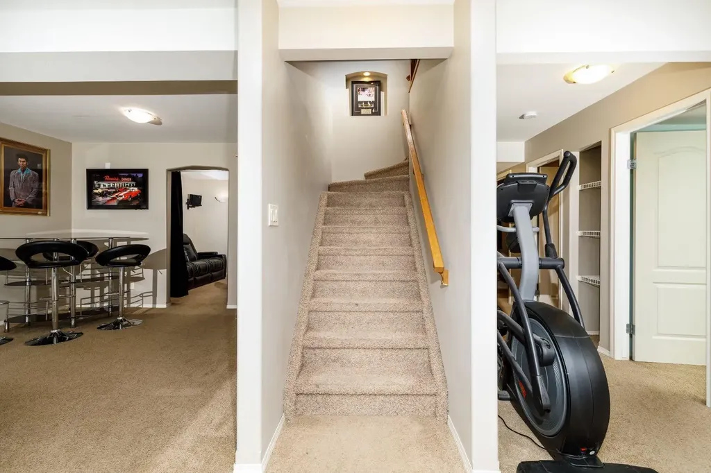 136 Illingsworth Close Red Deer AB T4R 0B1