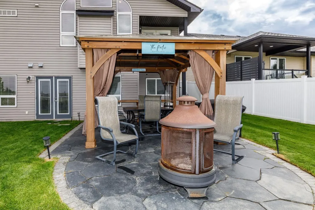 136 Illingsworth Close Red Deer AB T4R 0B1