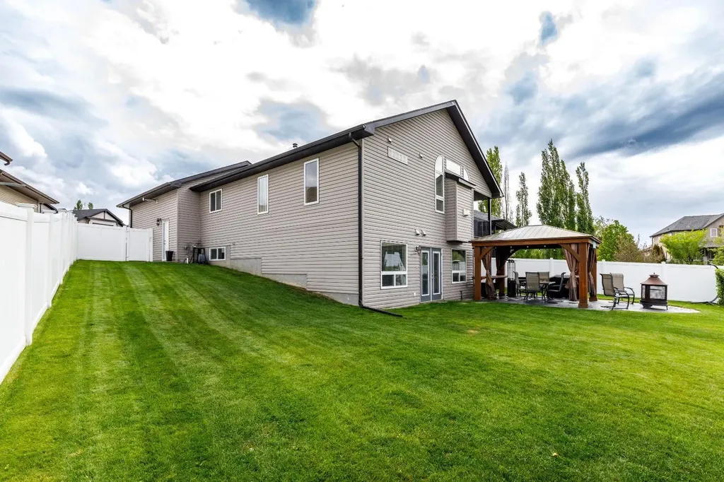 136 Illingsworth Close Red Deer AB T4R 0B1