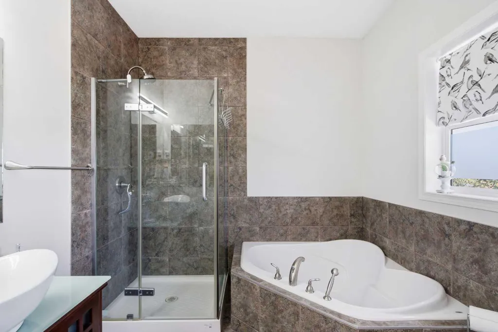 124 West Creek Glen Chestermere AB T1X 1P8