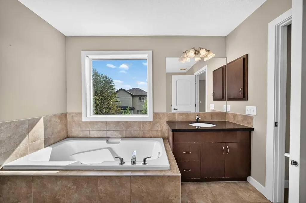 38 Everwoods Link SW Calgary AB T2Y 5G5