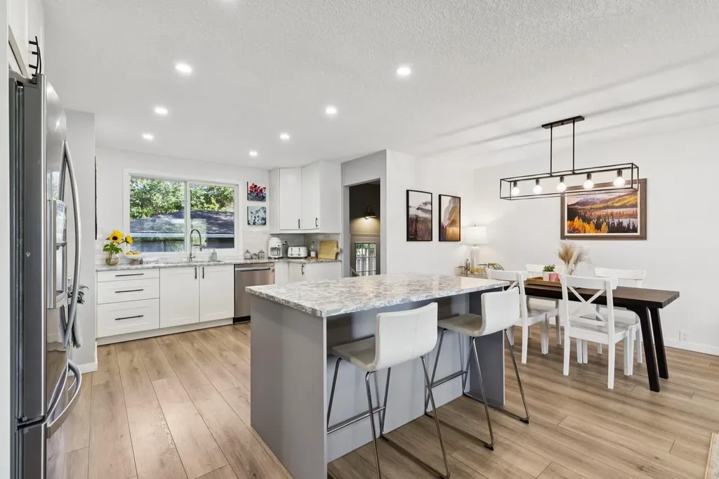 716 Cantree Road SW Calgary AB T2W2L5