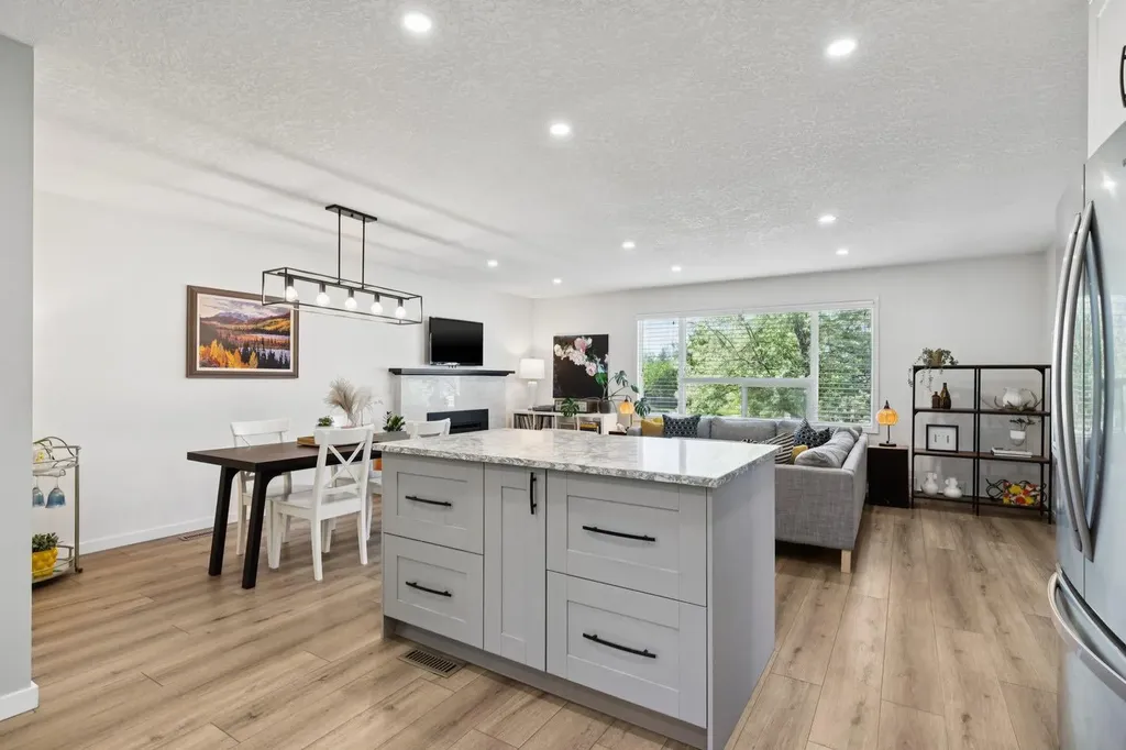 716 Cantree Road SW Calgary AB T2W2L5