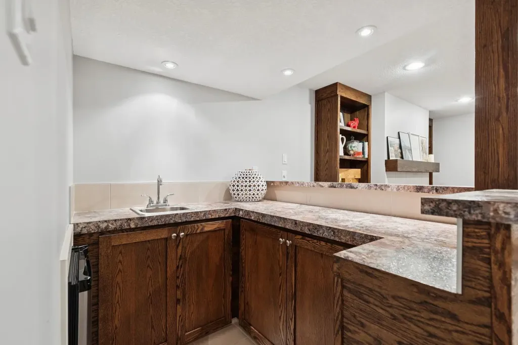 716 Cantree Road SW Calgary AB T2W2L5