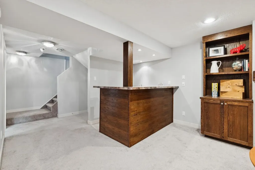 716 Cantree Road SW Calgary AB T2W2L5