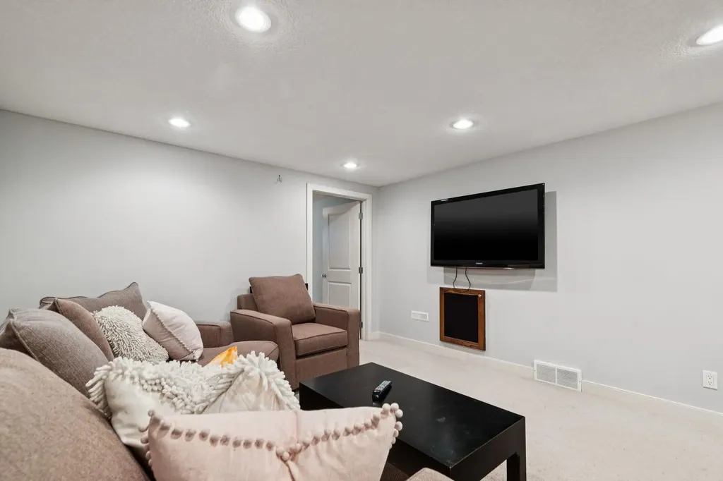 716 Cantree Road SW Calgary AB T2W2L5