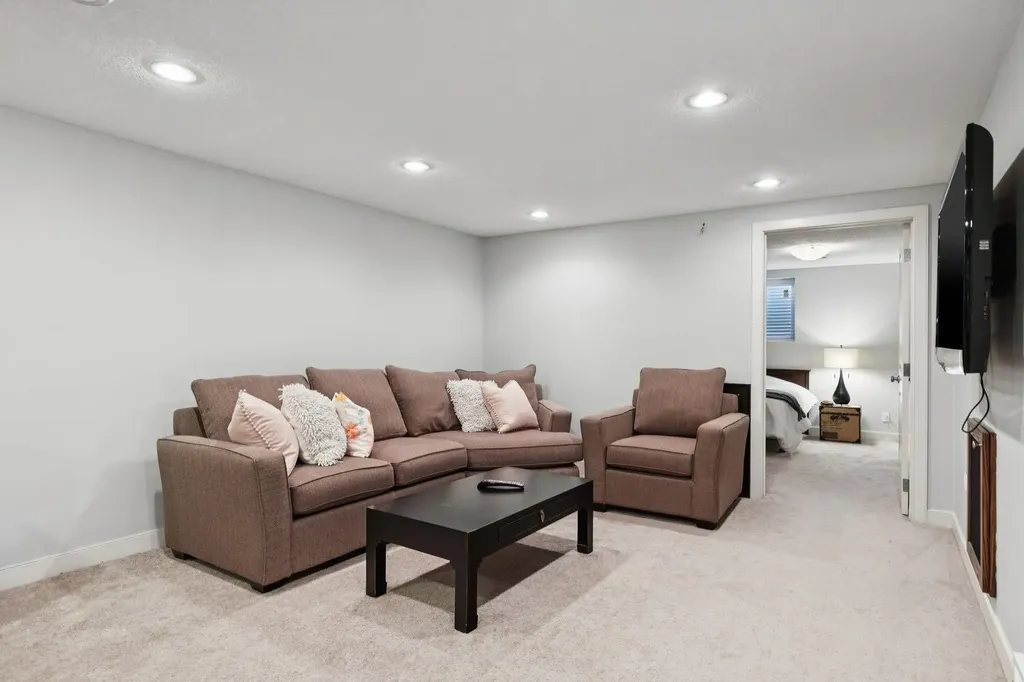 716 Cantree Road SW Calgary AB T2W2L5