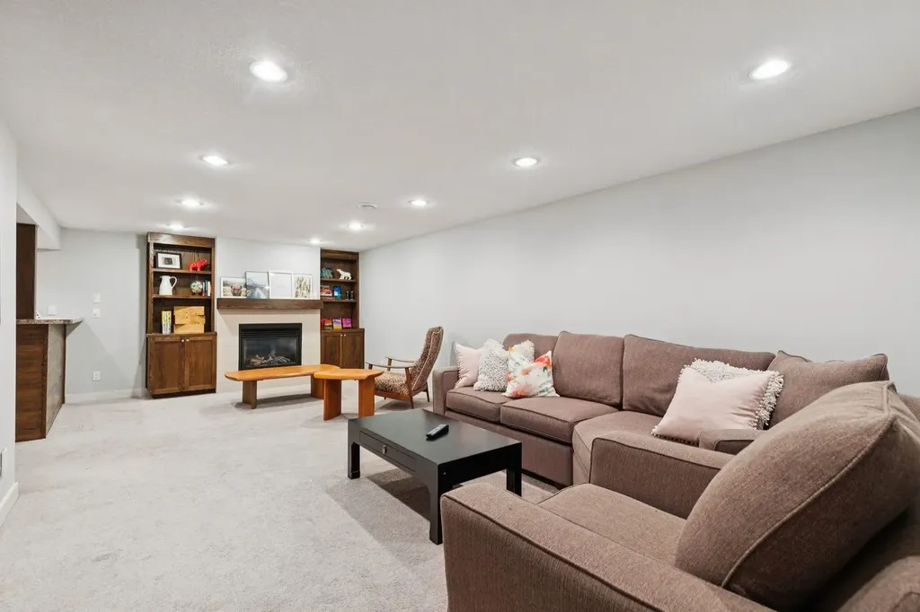 716 Cantree Road SW Calgary AB T2W2L5