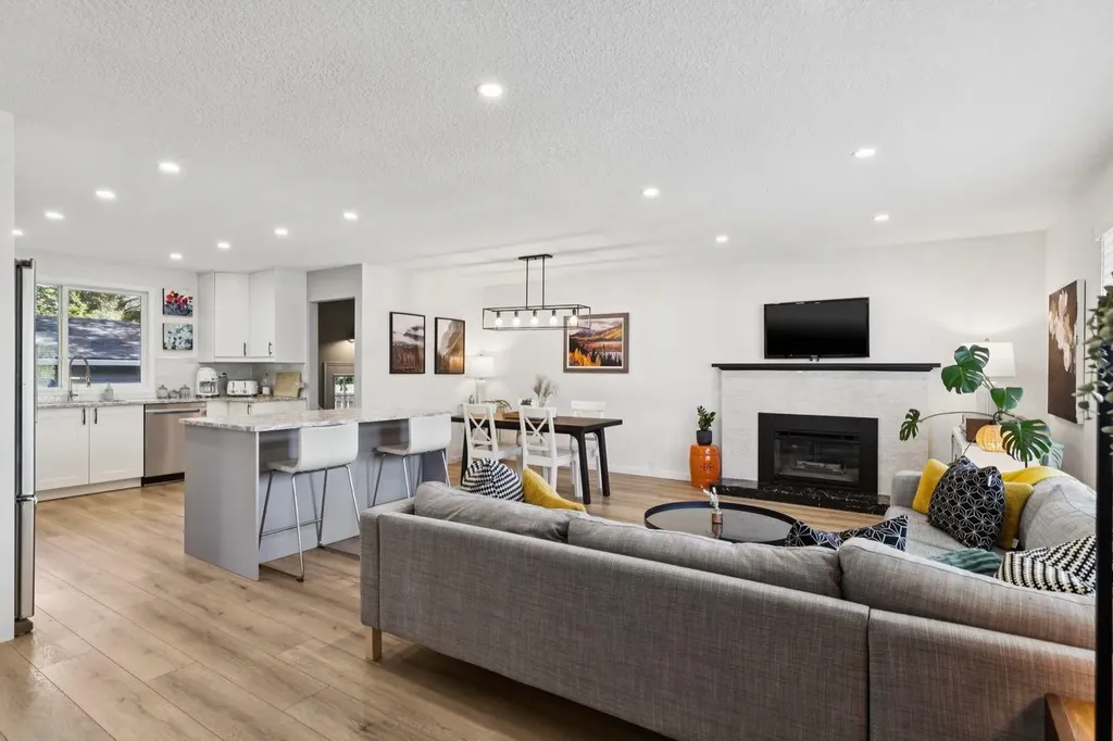 716 Cantree Road SW Calgary AB T2W2L5