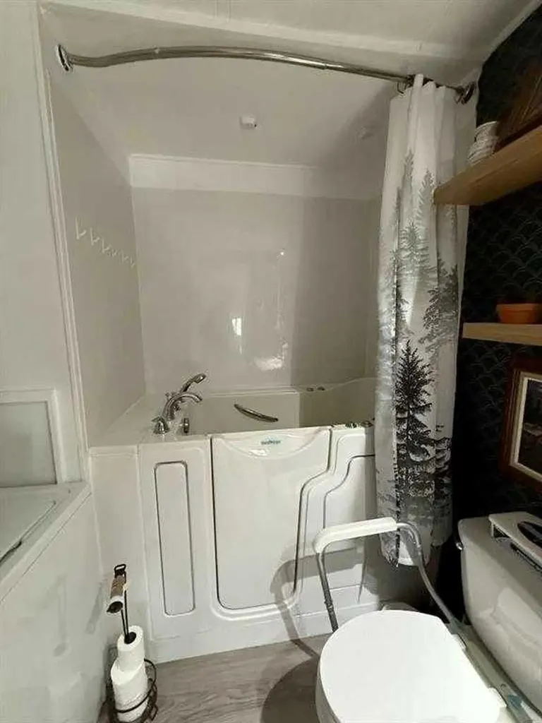 64 Greenwood Villa Drumheller AB T0J 0Y2