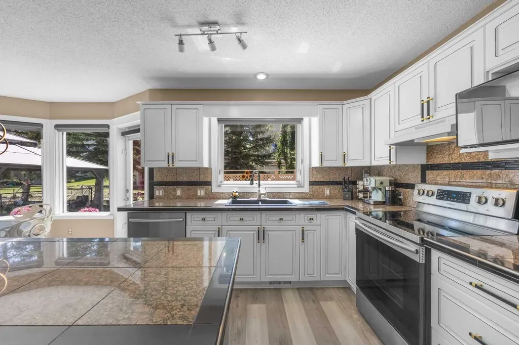 43 Hampstead Close NW Calgary AB T3A 5J3
