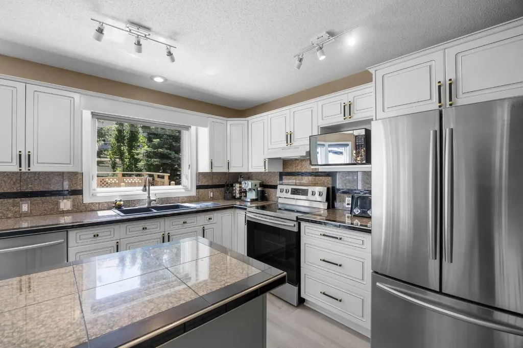 43 Hampstead Close NW Calgary AB T3A 5J3