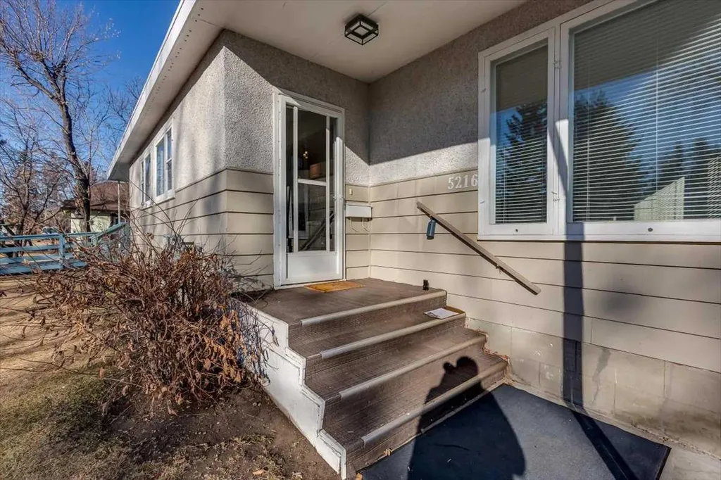 5216 & 5218 56 Avenue Ponoka AB T4J 1G6