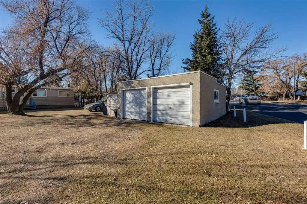 5216 & 5218 56 Avenue Ponoka AB T4J 1G6