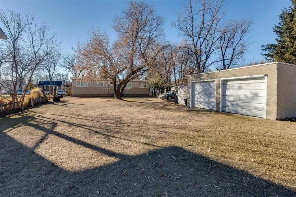 5216 & 5218 56 Avenue Ponoka AB T4J 1G6