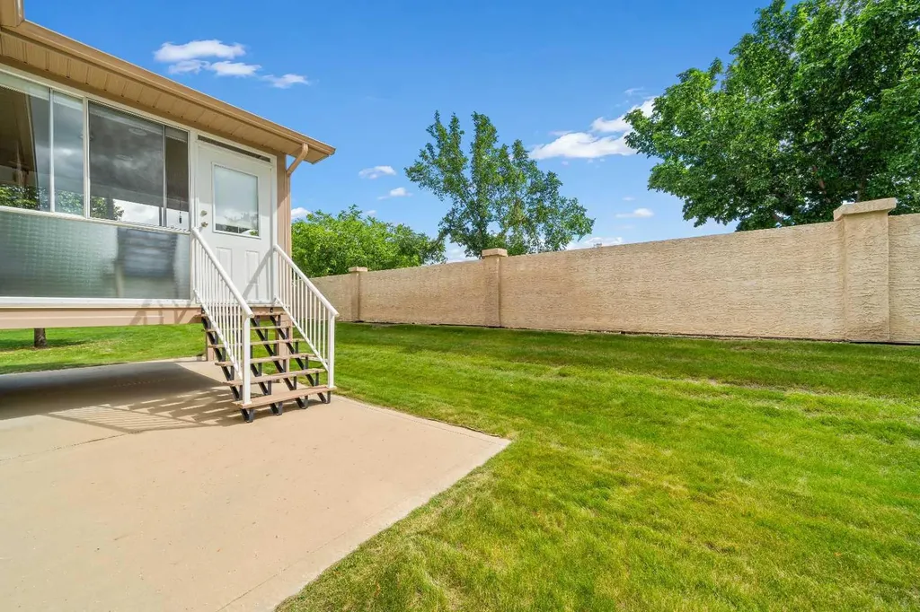 60 Sandstone Place Medicine Hat AB T1B 4R9