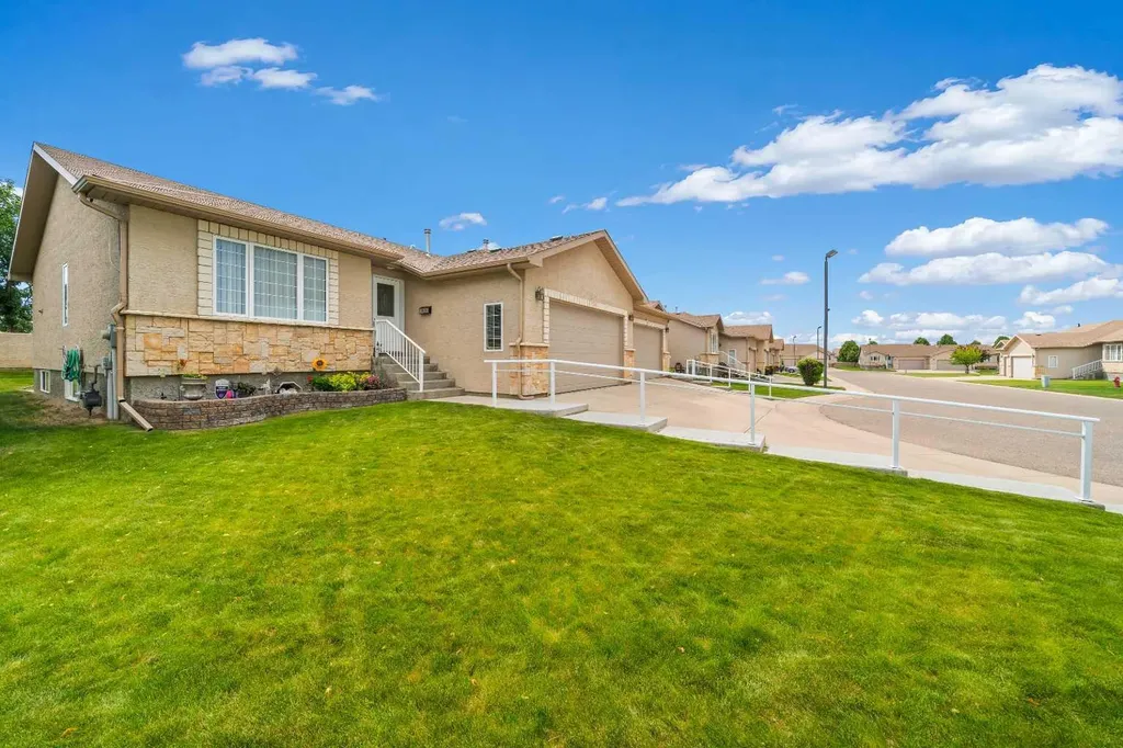 60 Sandstone Place Medicine Hat AB T1B 4R9