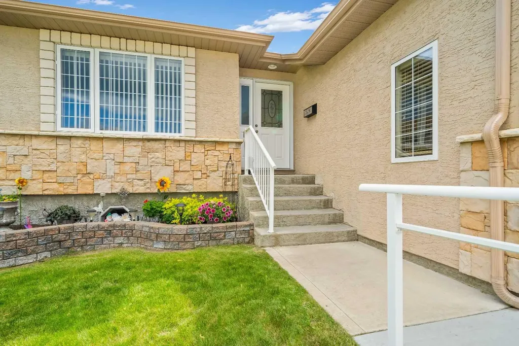 60 Sandstone Place Medicine Hat AB T1B 4R9